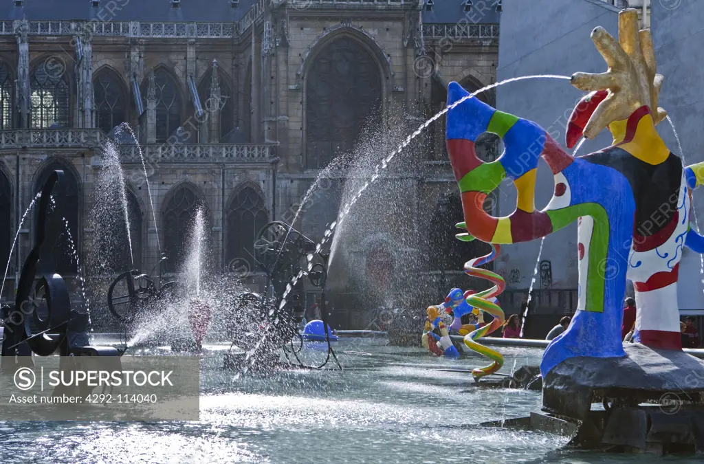 France, Paris, Stravinsky fountain at George Pompidou Center