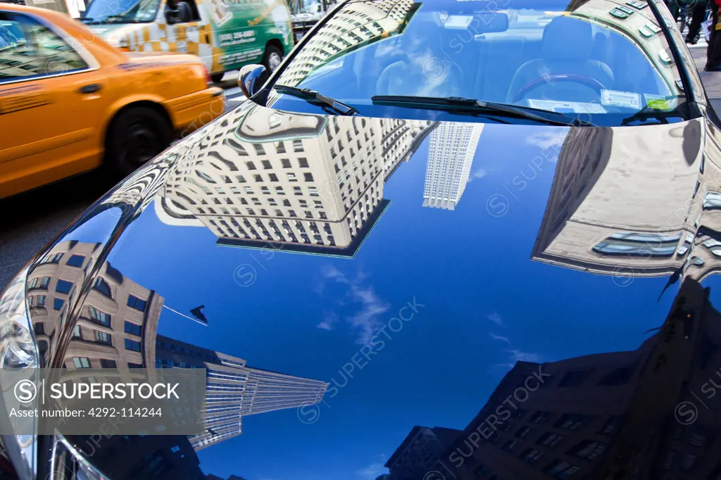 USA, Manhattan, New York City, New York State, reflection of the Empire State on a car
