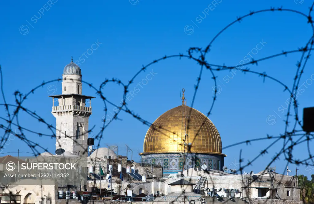 Israel, Jerusalem, view of the Dome of the Rock mosque from the Western Wall