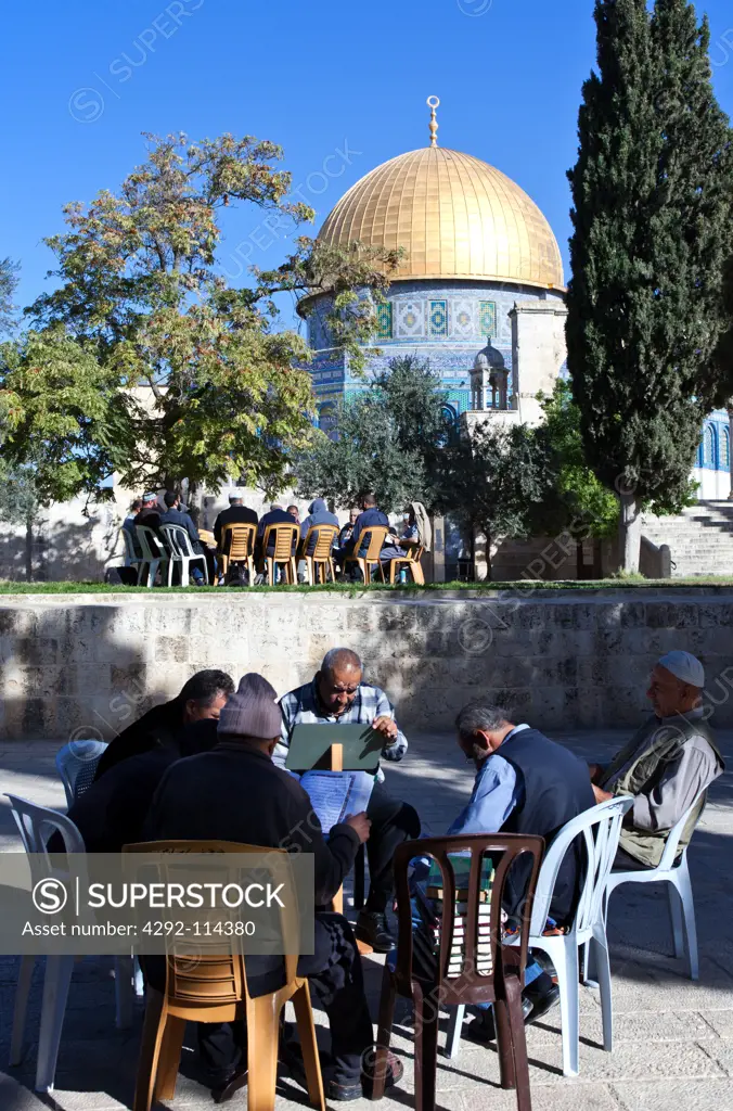 Israel, Jerusalem, Dome of the Rock mosque on the Temple Mount, faithfuls