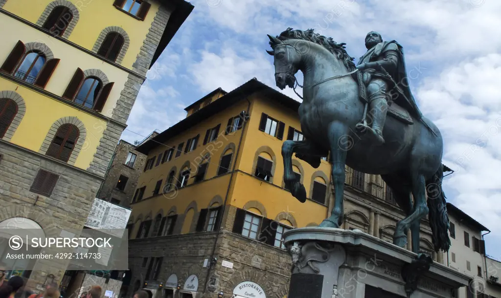 Italy, Florence, Piazza della Signoria, statue of Grand Duke Cosimo I