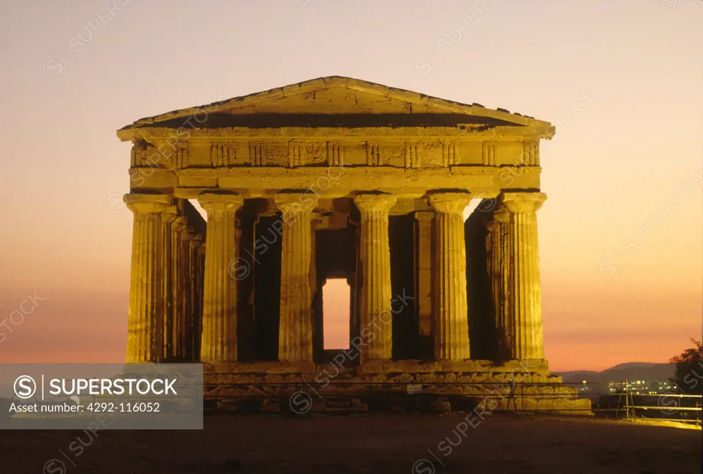 Italy, Sicily, Agrigento, the Concordia temple at dusk