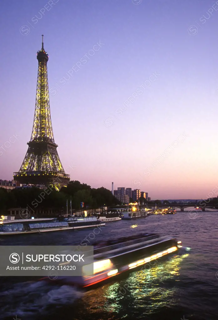 France, Paris, Eiffel Tower at dusk