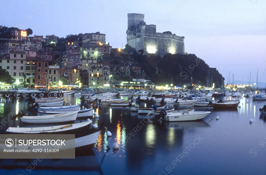 Italy, Liguria, Lerici, the harbour and the castle at dusk