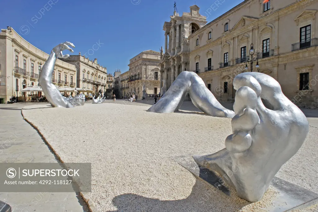 Italy, Sicily, Siracusa, Piazza Duomo, artist J. Seward Johnson sculpture, the Giant