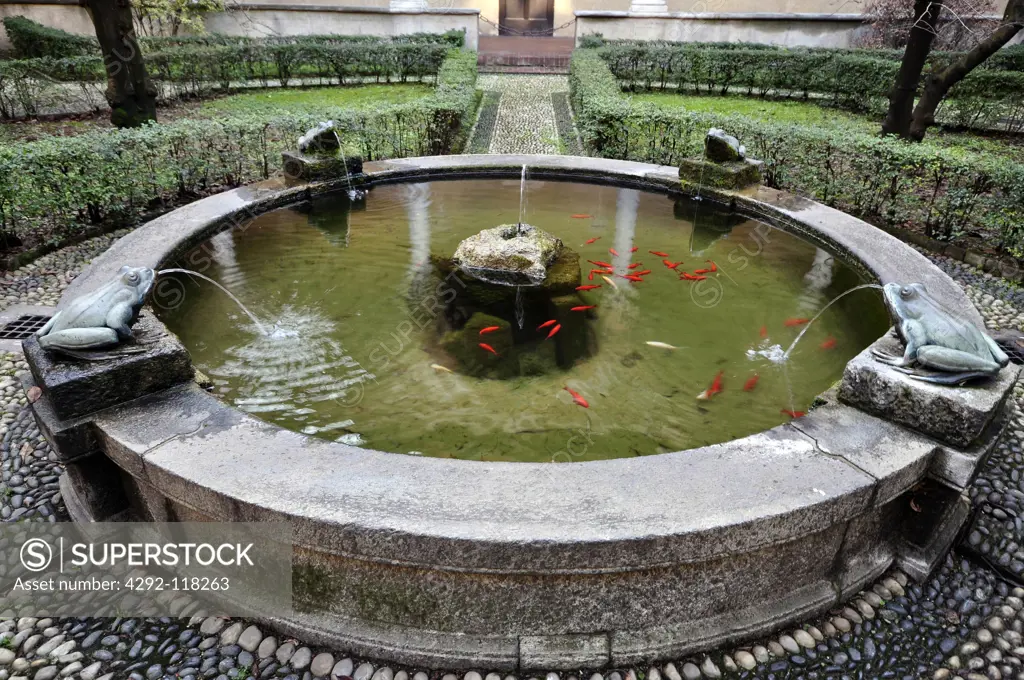 Italy, Lombardy, Milan, Santa Maria delle Grazie, the cloister fountain