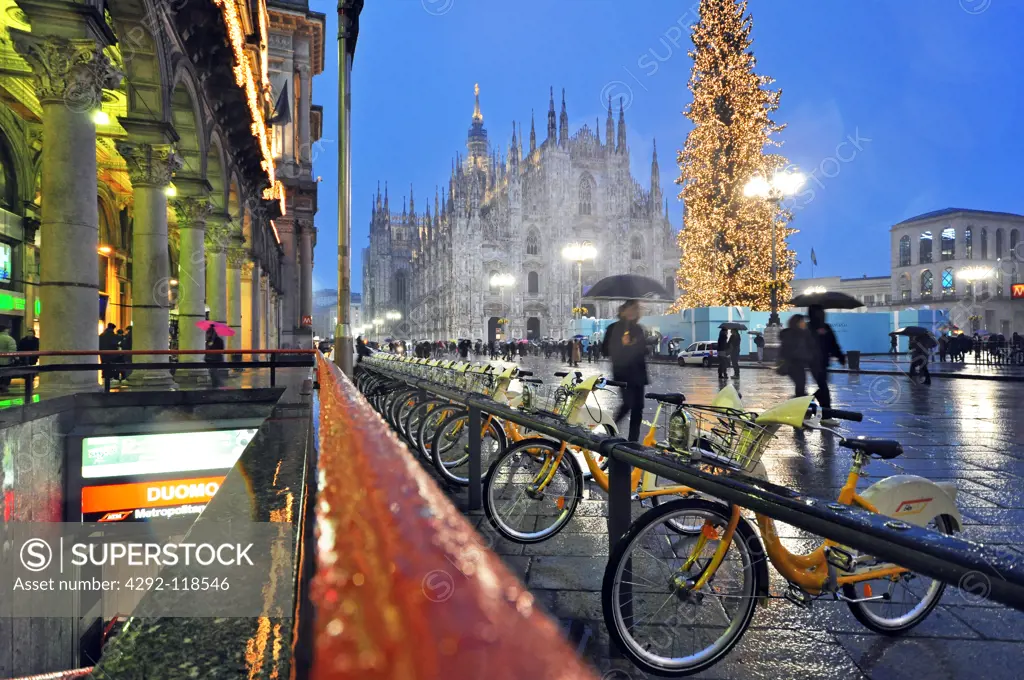 Italy, Lombardy, Milan, Piazza Duomo at Night