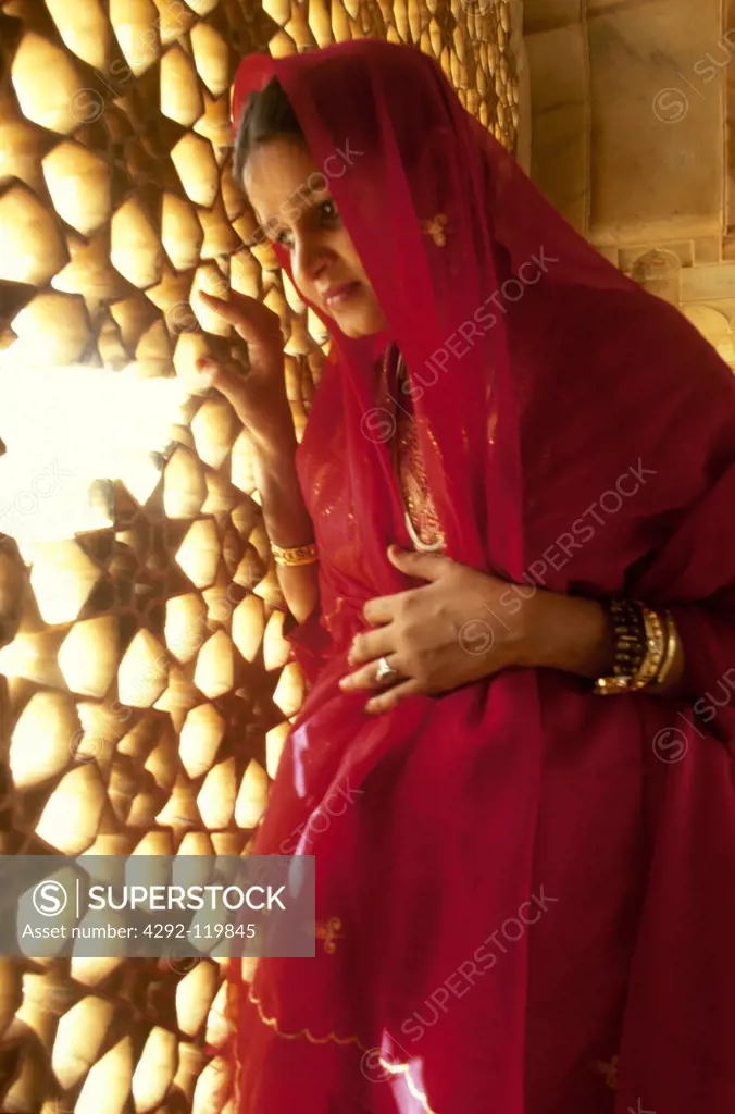 India, Rajasthan, Jaipur, woman visiting the Amber fort