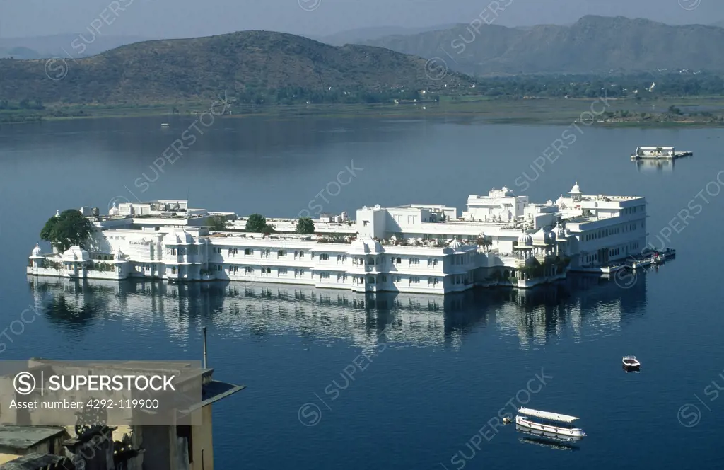 India, Rajasthan, Udaipur, Lake Pichola, Lake Palace Hotel