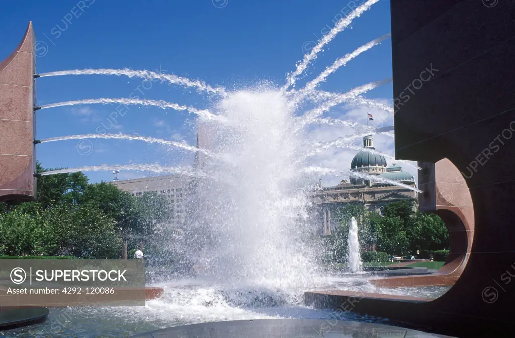 USA, Indiana, Indianapolis, fountain in Capitol Commons