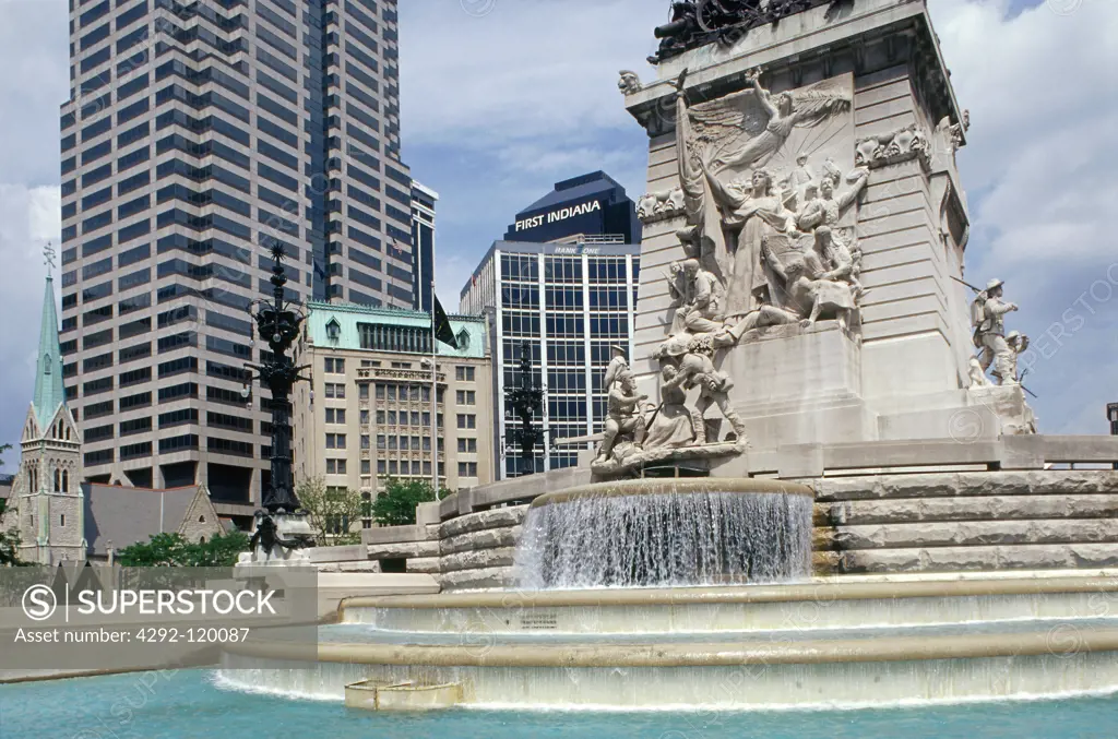 USA, Indiana, Indianapolis, fountain in Monument Circle