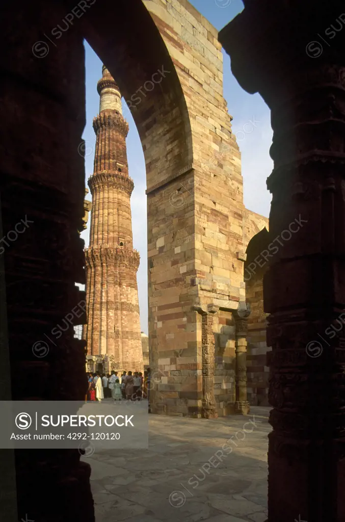 India, New Delhi, Qutab Minar complex with tower