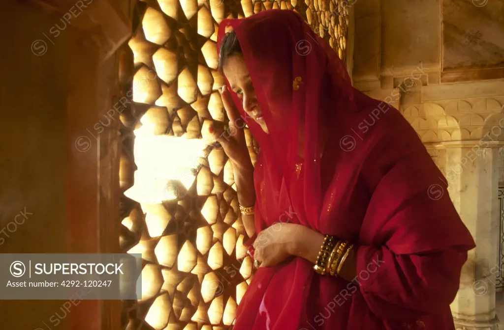 India, Rajasthan, Jaipur, woman visiting the Amber fort