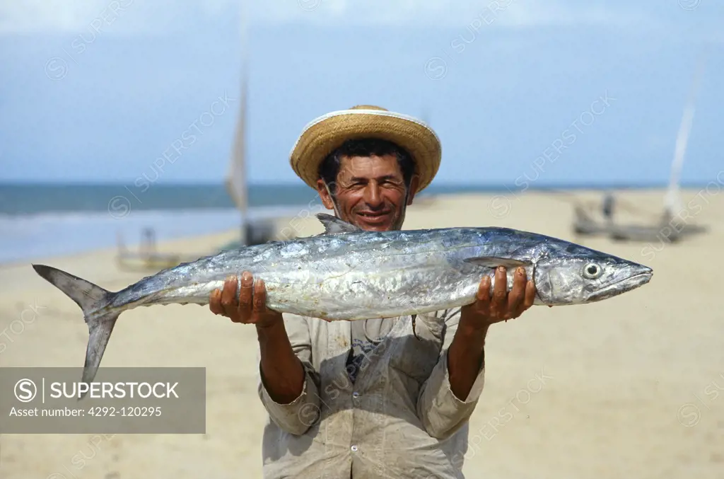 Brazil, Ceara State, Fortaleza, fisherman with catch