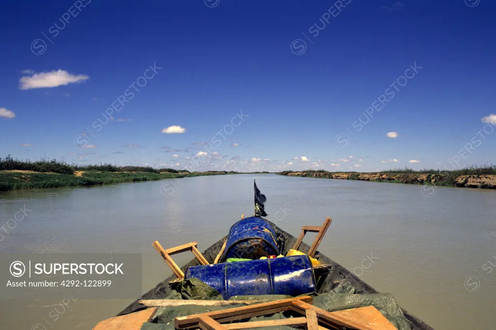 Mali, naviagtions towards Tombouctou with a pinasse
