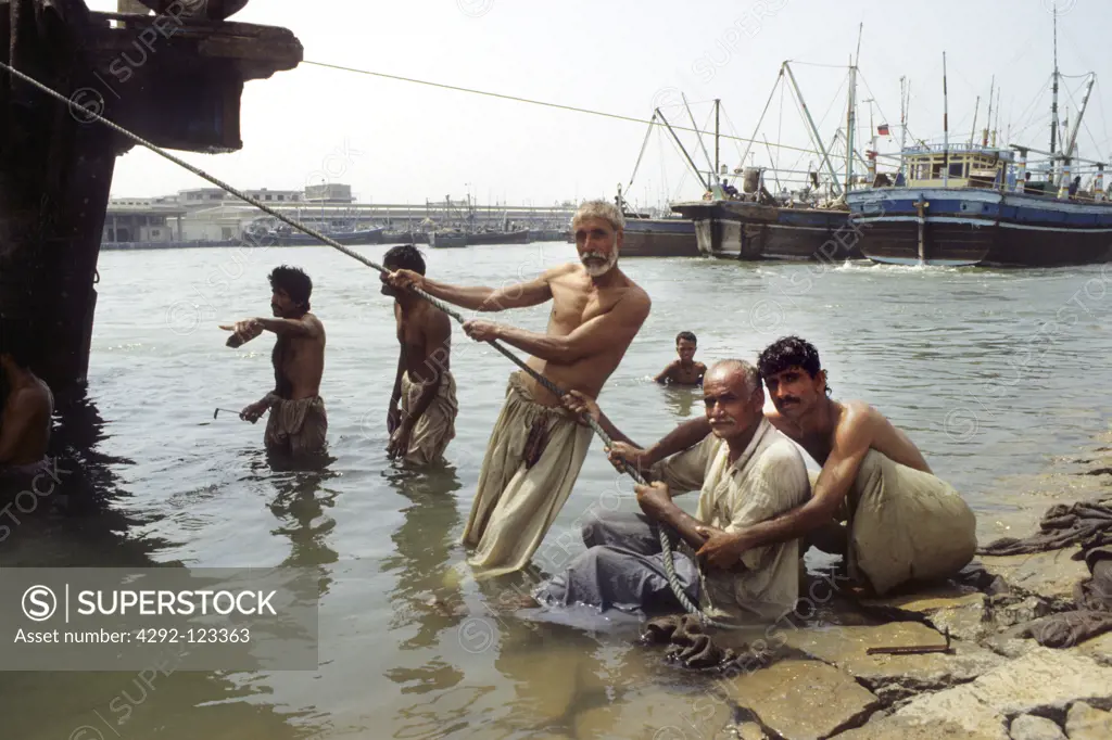 Pakistan, Karachi harbour. Men at work