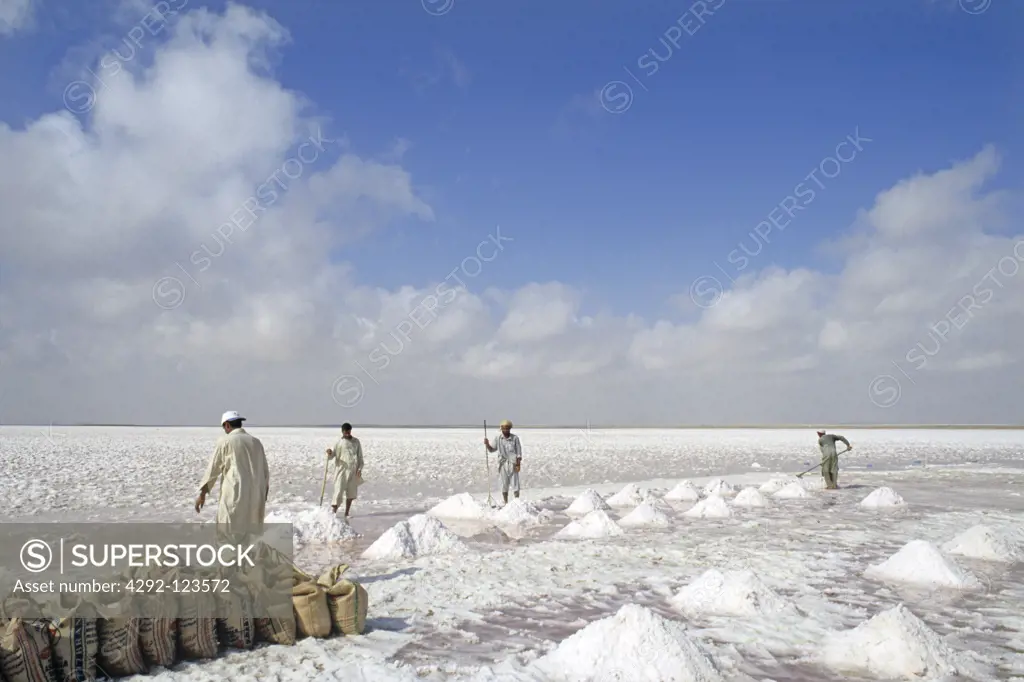 Oman, Mahoot. Working in salt basin