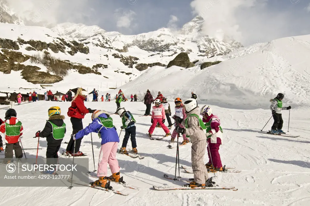 Italy, Aosta Valley, Cervinia, ski lesson