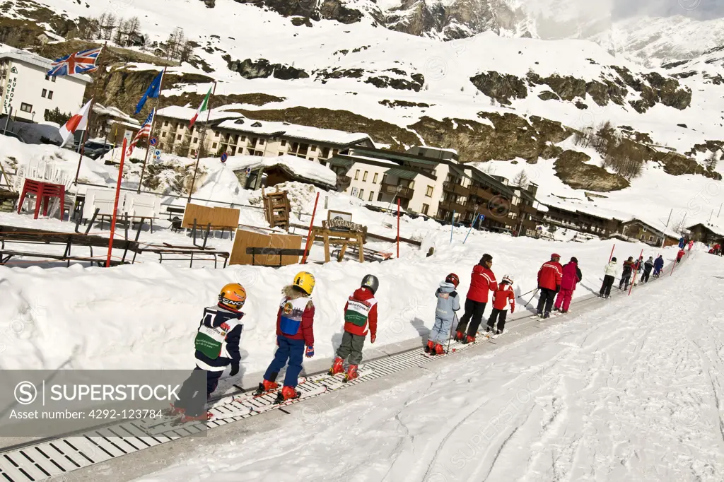 Italy, Aosta Valley, Cervinia, ski lesson