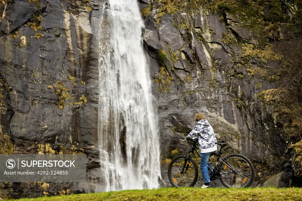 Switzerland, Canton Ticino, Vallemaggia, Bignasco waterfall