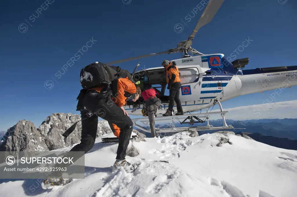 Italy, Friuli Venezia Giulia, Dolomites, Carnia, climbers on top of Monte Mezzo, Coglians chain