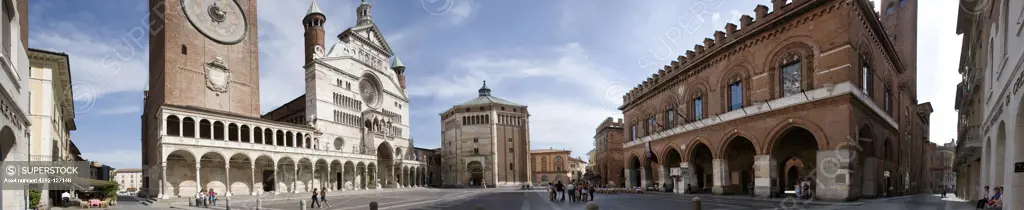 Italy, Lombardy, Cremona, the Duomo and the City Hall.