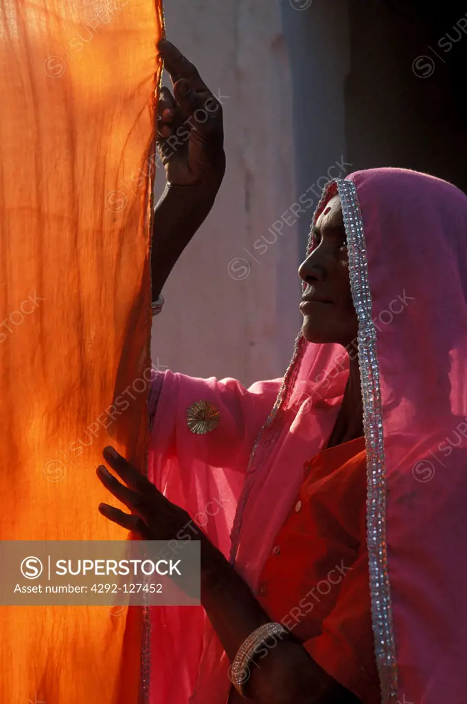 India, Rajasthan, Jaipur, woman working