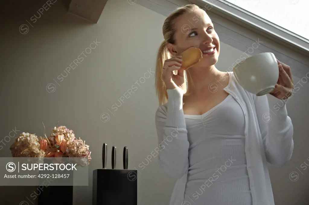 Woman doing breakfast