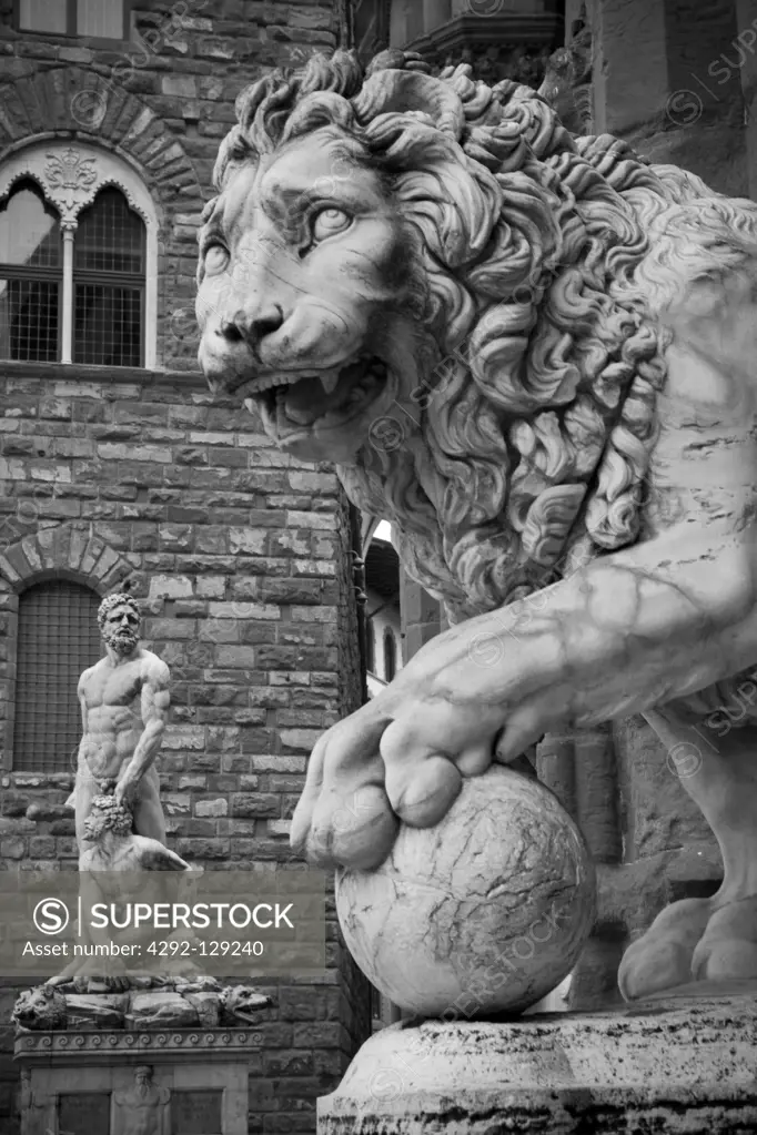 Italy, Tuscany, Florence, Piazza della Signoria, Lion Statue background Ercole e Caco statues