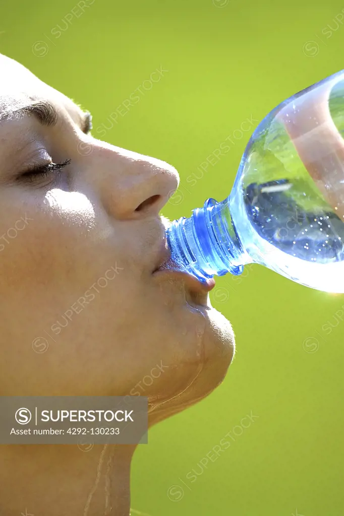 Frau trinkt Wasser aus einer Flasche, woman drinking water from a bottle