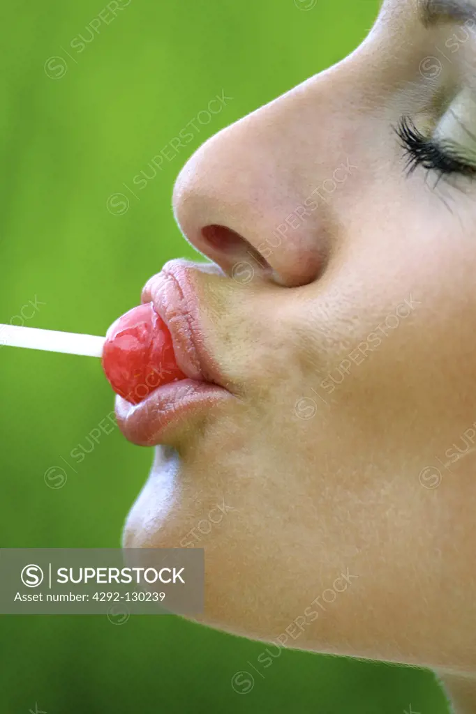 Maedchen mit einem Lutscher, young woman licking lollipop lolly portrait