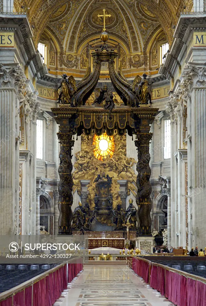 Altar mit Baldachin des Bernini im Petersdom, Rom, Italien
