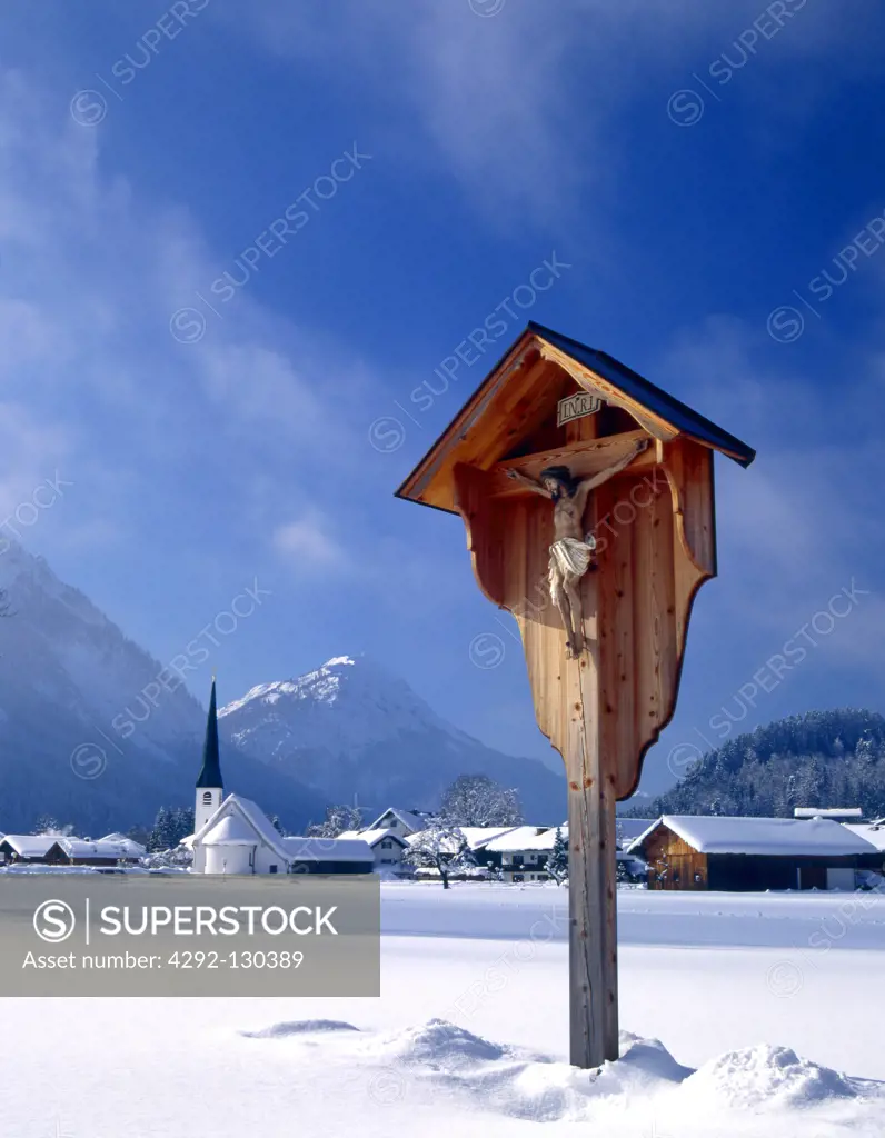 Oberbayern, Wegkreuz im Winter