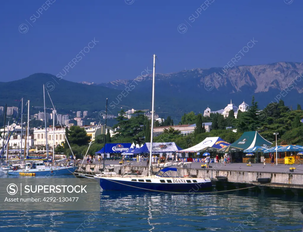 Ukraine, Krim, Boot im Hafen von Jalta