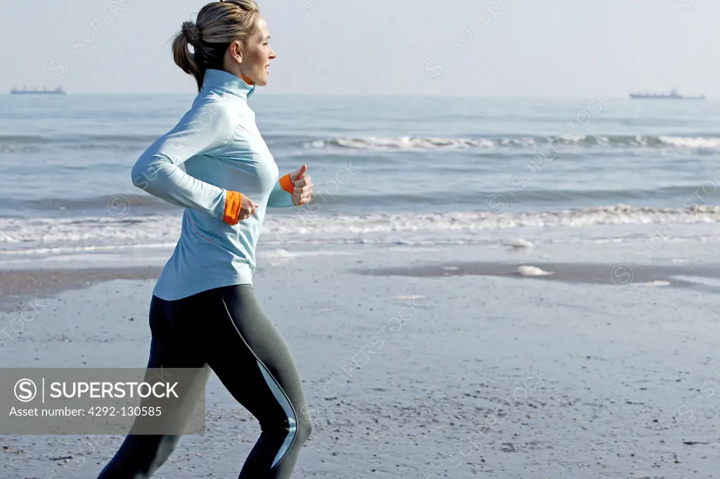 Frau beim Joggen am Meer, woman jogging at the sea