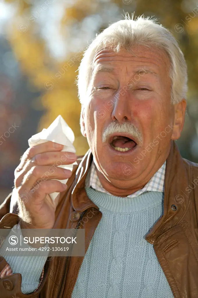 Mann Senior im Herbst Erkaeltet, older man in autumn having a cold
