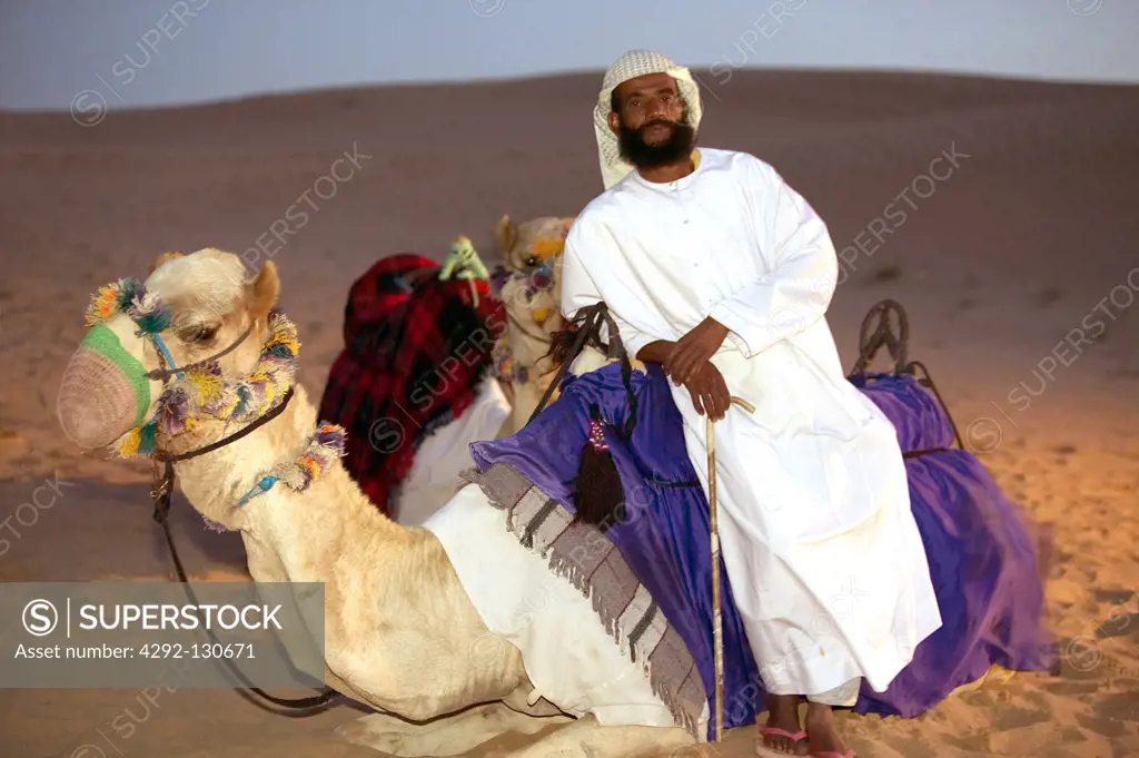VAE Araber mit Kamel in Wueste bei Dubai, Arab on Camel