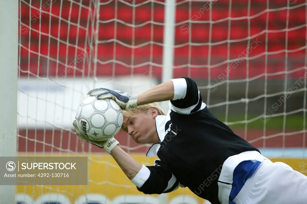 Fussballspieler Torwart, ffootball player goalkeeper can not reach ballr