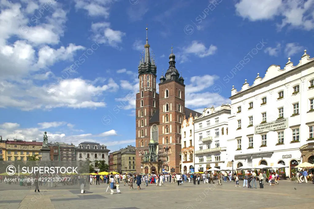 Polen Krakau Alter Markt, St. Mary's Basilica 14th century gothic church on Main Market Square, Cracow, Poland
