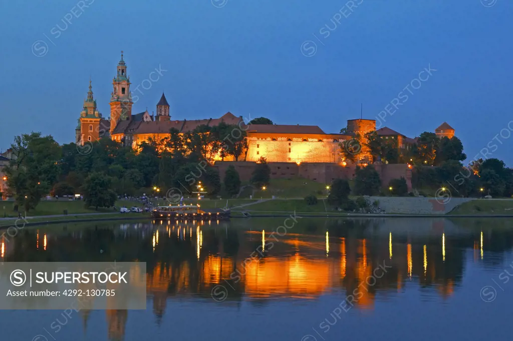 Polen, Krakau Blick auf Wawel und Weichsel bei Nacht, Wawel Hill cathedral overlooking the Vistula river Cracow Poland