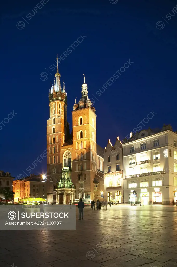 Polen Krakau Alter Markt mit Marienkirche bei Nacht, Church of Virgin Mary Cracow Poland