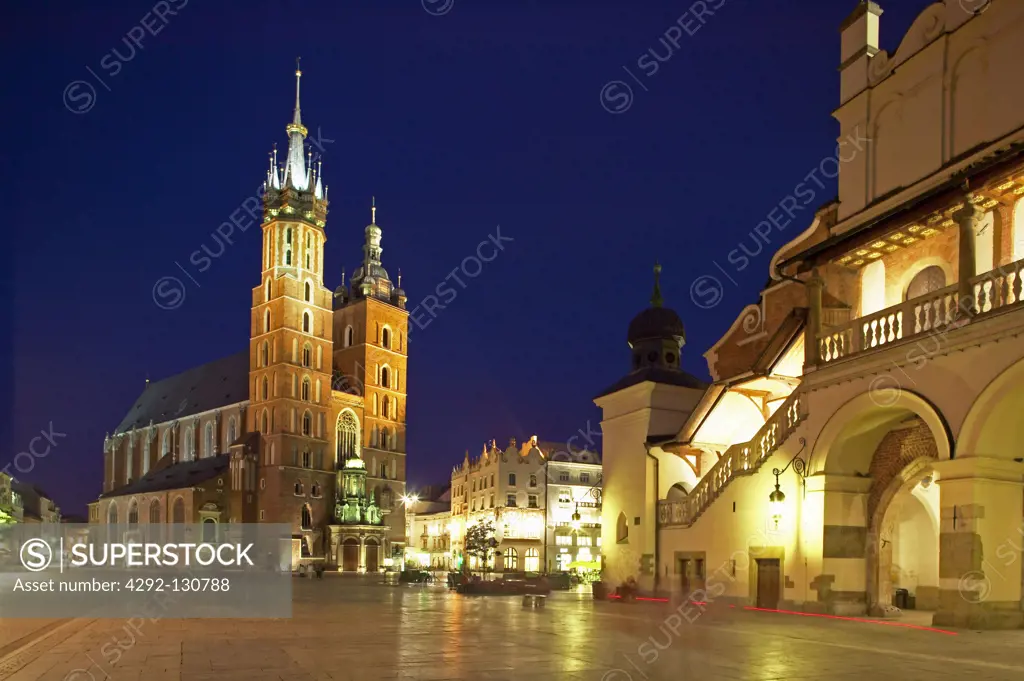 Polen Krakau Alter Markt mit Marienkirche bei Nacht, Church of Virgin Mary Cracow Poland