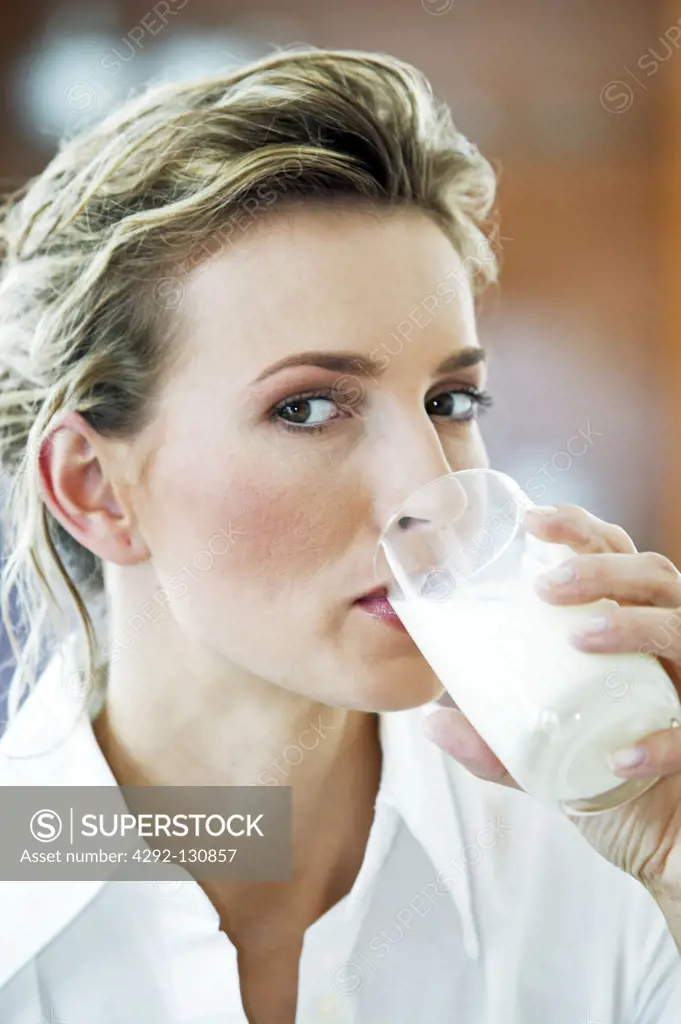Frau trinkt ein Glas Milch, woman is drinking milk