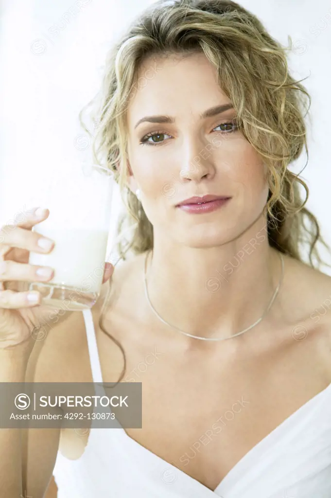 Frau trinkt ein Glas Milch, woman is drinking milk