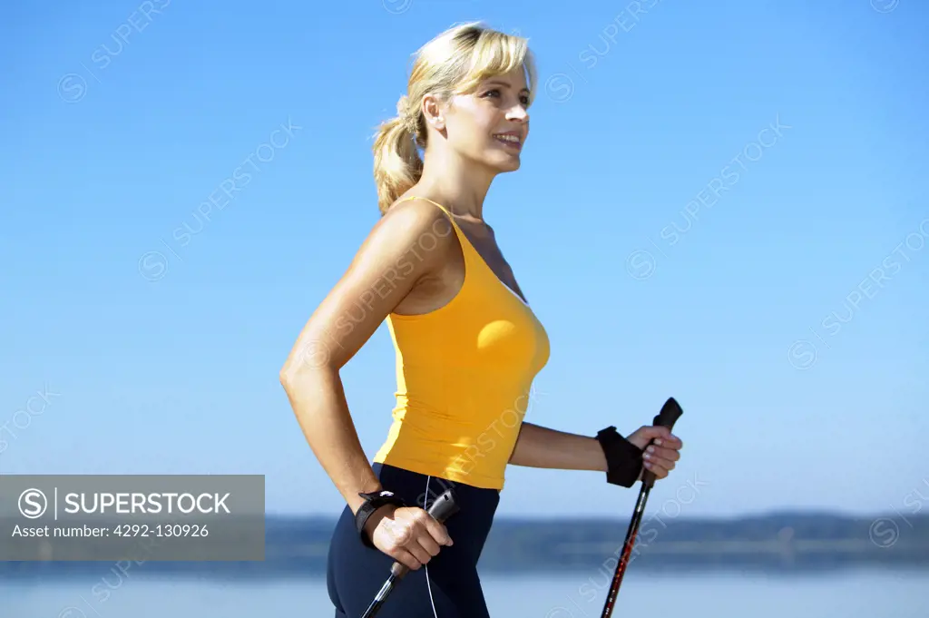 Frau beim Nordicwalking, nordicwalking woman