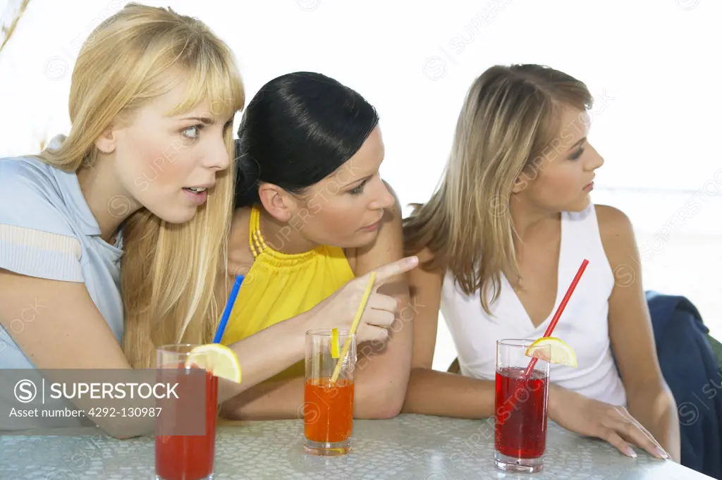 3 Frauen mit Drinks an der Strandbar, three women with drinks at the beach bar