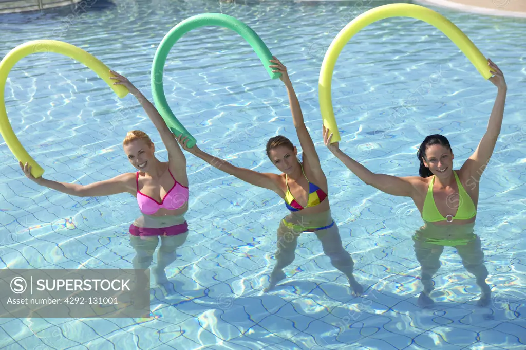 3 Frauen machen Aquaaerobic im Pool, three woman doing aquaaerobic in the swimmingpool