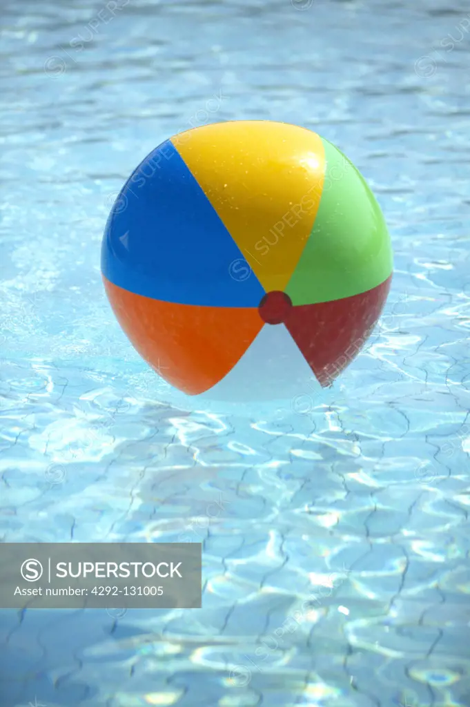 Bunter Wasserball im Pool, coloured beach ball in the pool