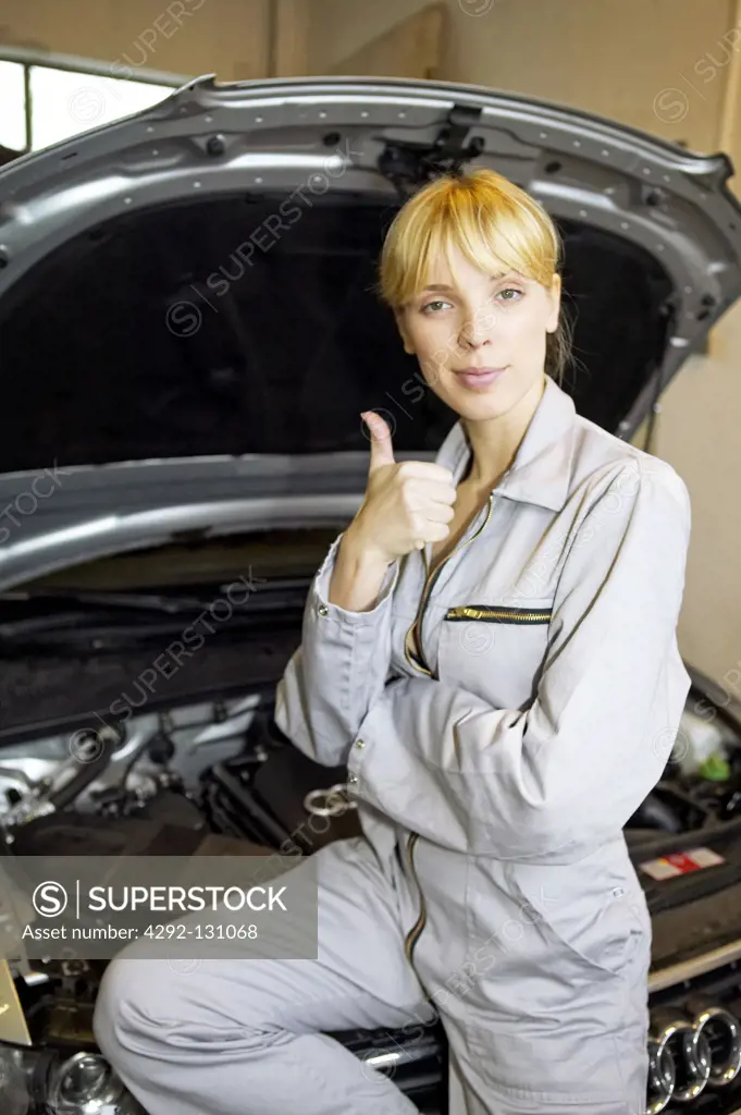 Sexy KFZ Mechanikerin in der Werkstatt,woman young female motor mechanic at a garage