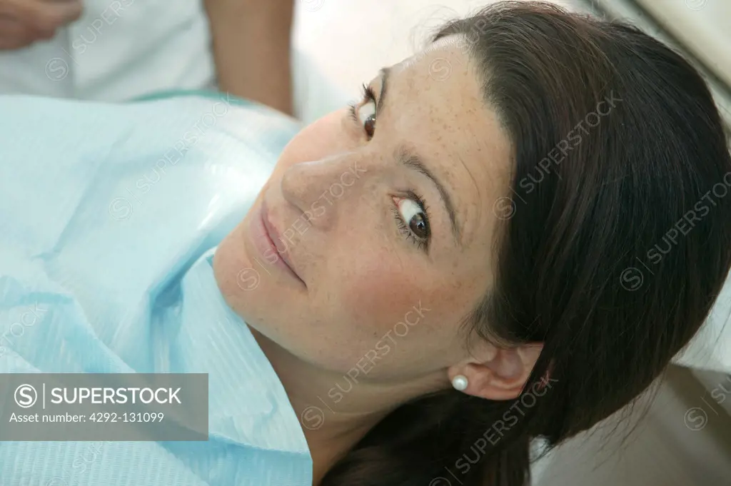 Junger Frau ist beim Zahnarzt mulmig zumute